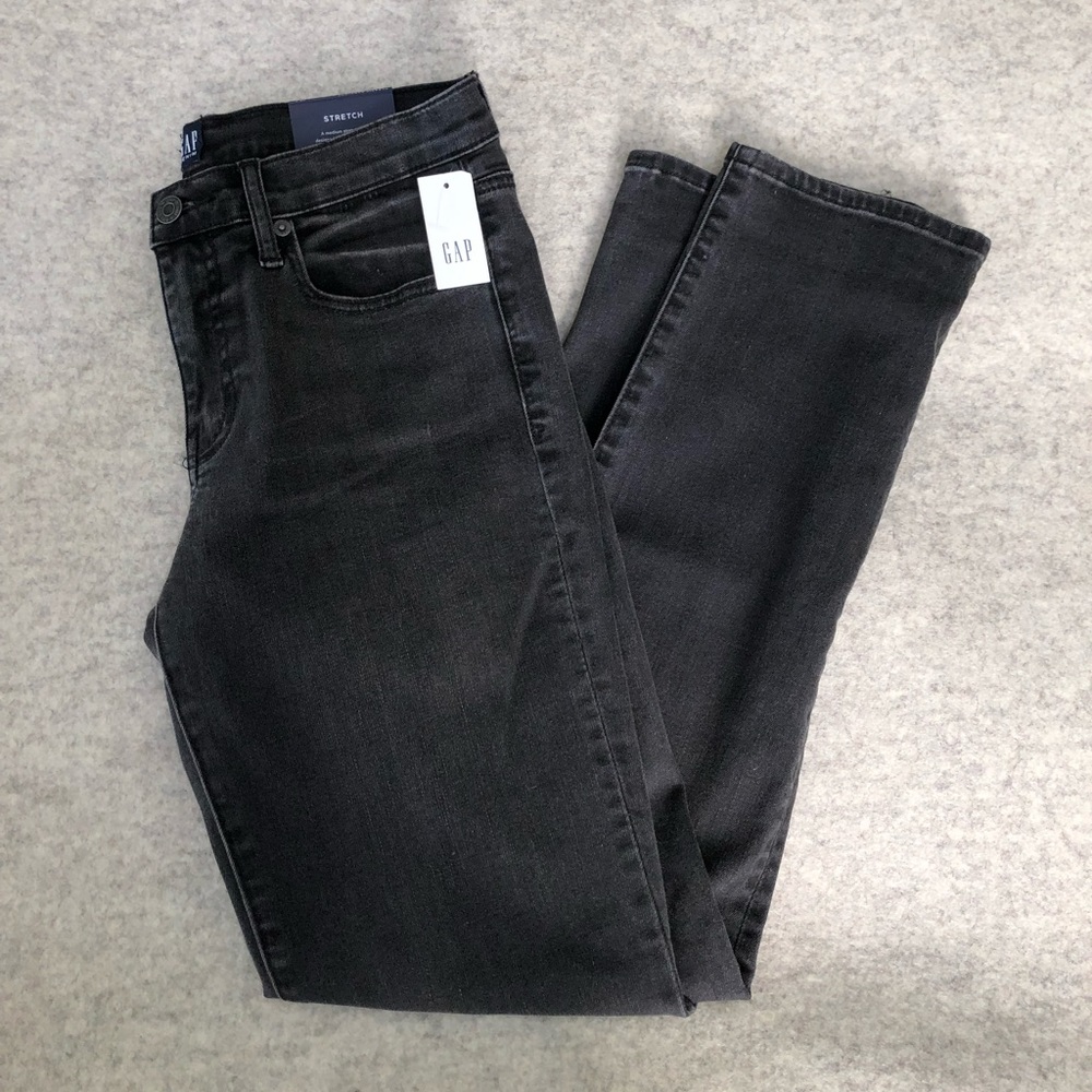 Gap Women’s Straight Mid Rise Short Jeans